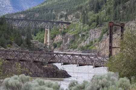 De oude brug en de spoorbrug over de Fraser river bij Lillooet